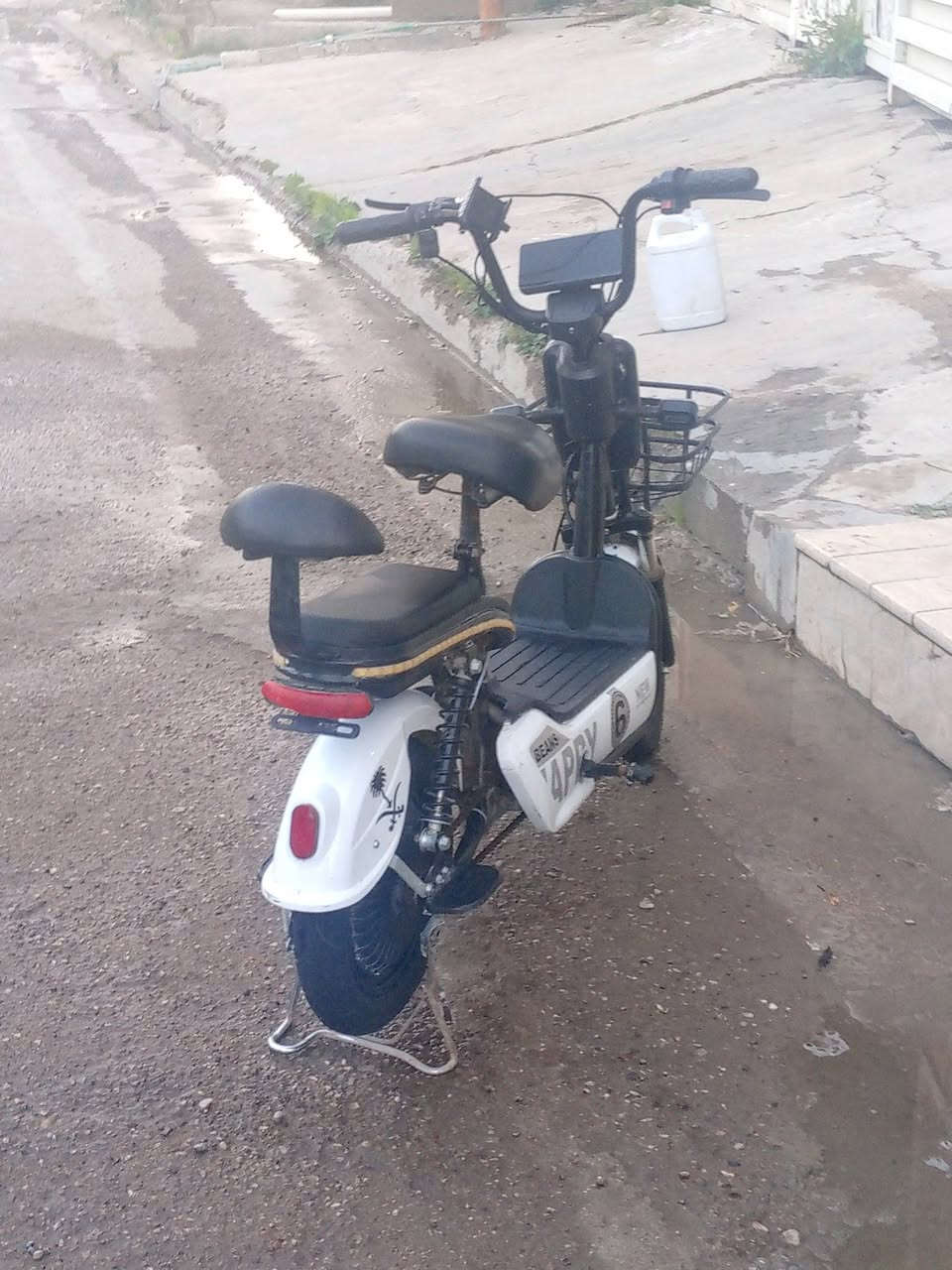 السلام عليكم دراجه شحن موديل 24 بيها 3 سرعة سعرها 200 مكاني بغداد حي الجهاد  رقمي ***********
