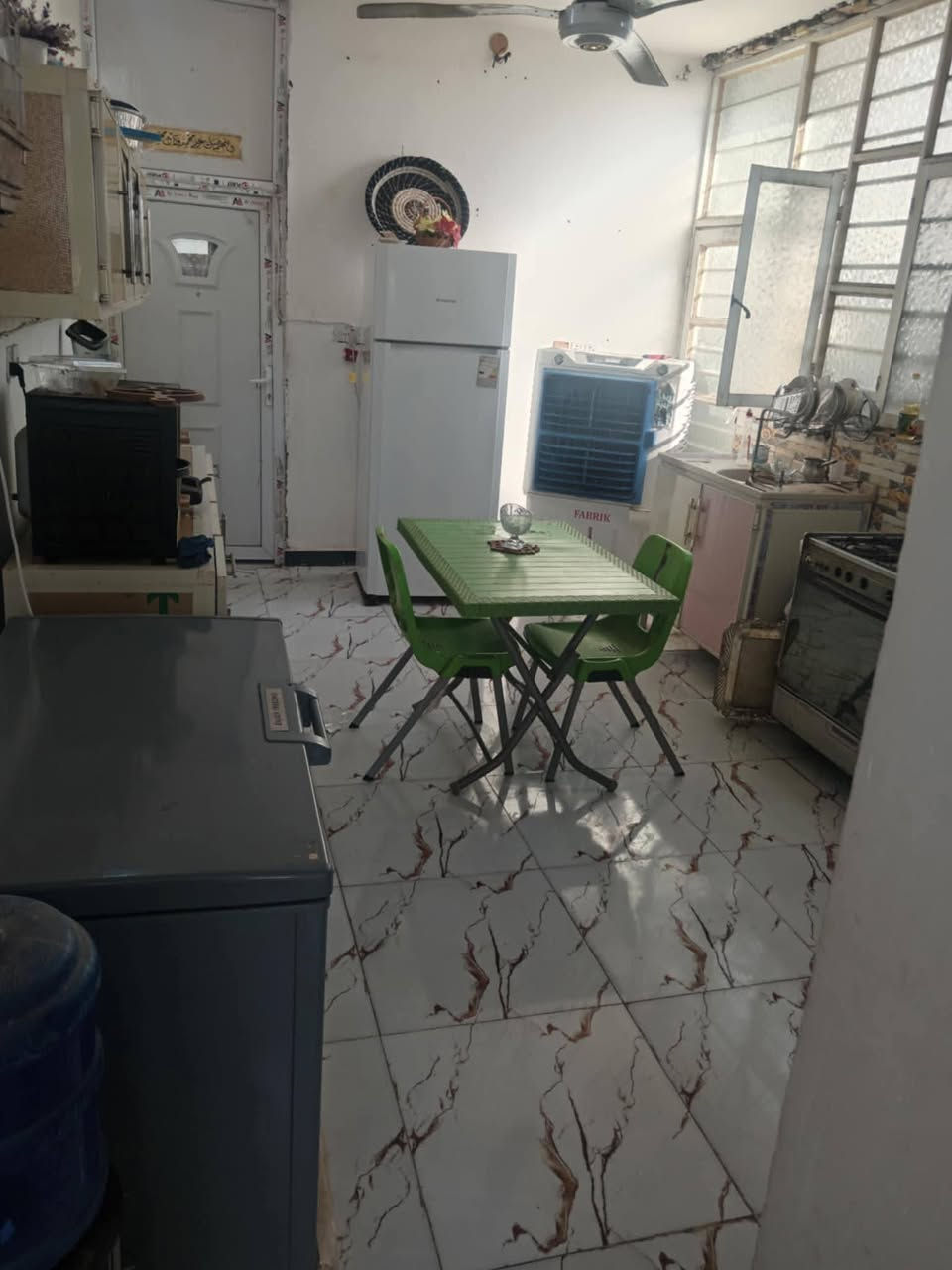 بيت للبيع في حي الحكيم بنهايه شارع كاظم عطوف مساحته ١٢٠ متكون من استقبال ومطبخ جبير وغرفه نوم وصحيات داخليه وخارجيه بدون درج داخلي طابق واحد البيت صب ومرقم من البلديه عرض الشارع ٥ امتار السعر ٢٠ مليون وبي مجال بسيط والشراي يتصل عله الرقم ***********
