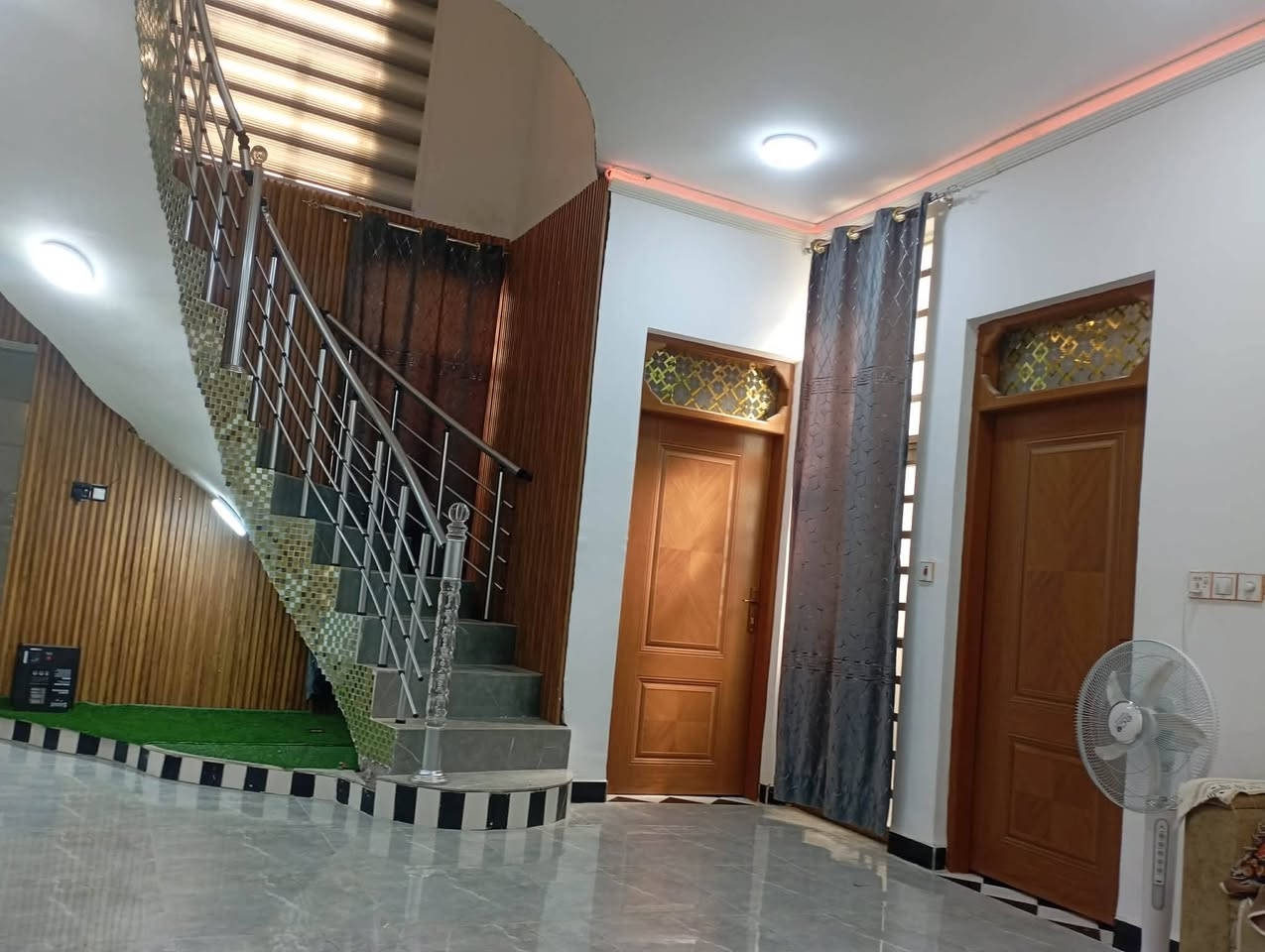 يا الله السلام عليكم بيت للبيع المساحه ١٥٠ متر البراكيه شارع المطار القديم قرب  صيدلية الالفه قريب على الشارع طابو زراعي سند ٢٥ اساس صب كونكريت سقف صب كونكريت بناء طابوق البيت كامل من كلشي يحتوي على غرفتين استقبال صاله مطبخ صحيات داخلي وخارجي السعر ٧٢ معه المجال الاستفسار على الرقم *********** مكتب بركات العباس ع

