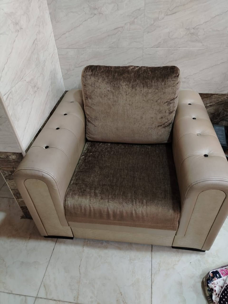 السلام عليكم ورحمة الله وبركاتة ديوان طخم للبيع السعر 250وبيه مجال عنوان موصل حي البكر قرب مطعم بيت جدي للاستفسار *********** @إشارة
