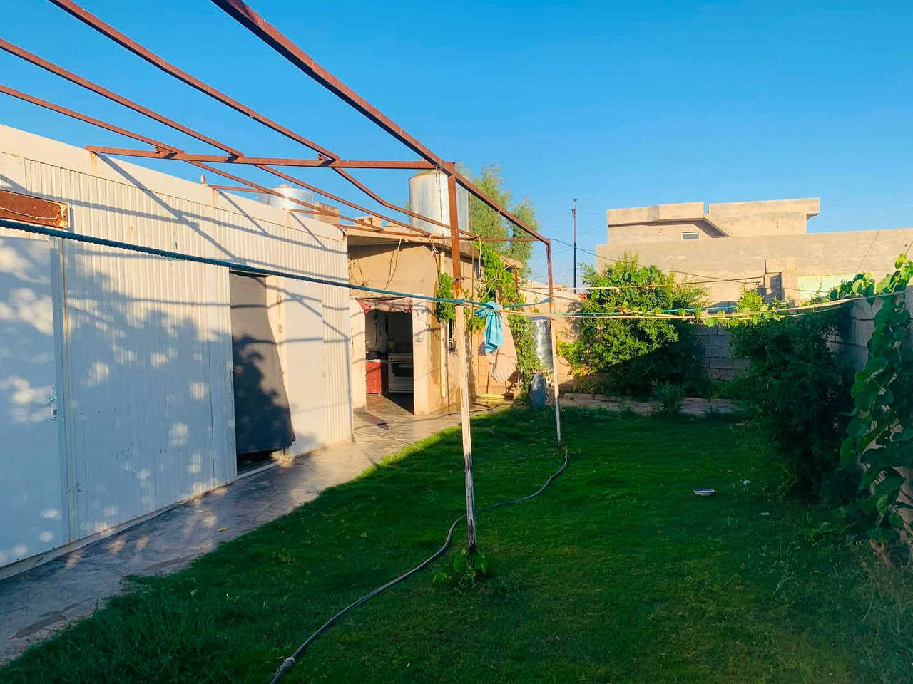 قطعة ارض للبيع 520 متر +كرفان امريكي ٣ غرف مع ملحق صحيات و مطبخ مؤجر حالياً المشتري يستلم الايجار بداية الشهر القادم
الموقع بالقرب من مدرسة المختار 
الارض والكرفان جاهز من كلشي واصله ماء وكهرباء وتبليط كامل مكمل 
سعر الارض مع الكرفان مع الملحق ١٥ مليون وبي مجال 
للاستفسار 
***********

