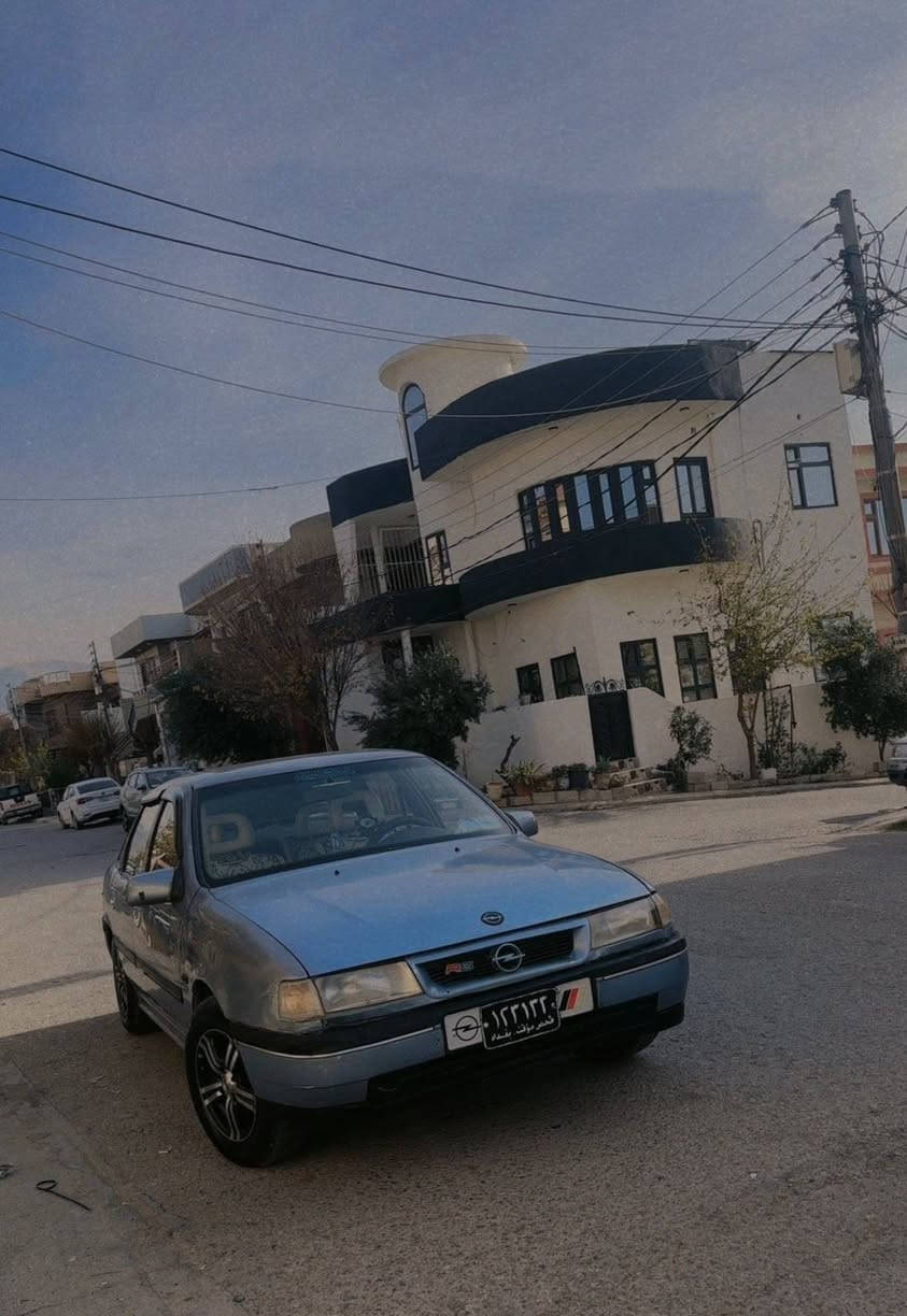 ئۆپل فیکترا مۆدێل 1991 مەکینە 18 مرخوب گێڕ ئۆتۆماتیک ئارمی پلاستیکی سلێمانیە بەشەرتی خرامە سەیارەکە مالی دۆستە تەقەورەقەی تیانیە گێروو مەکینەی  بەشەرتی فیتەر ڕزیوی نیە دەعمو لێدراوی نیە موسوو براوە بەشەرت سعری/37 گەلاو کەمێک معامەلە شوێن سلێمانی ژم./***********
