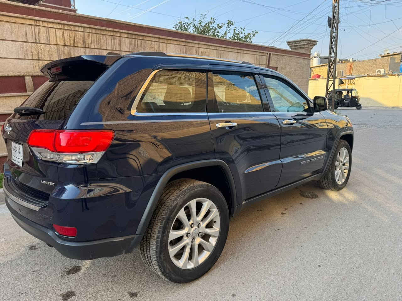 جيب للبيع موديل ٢٠١٧  وارد أمريكي محرك ٦ سلندر ٣٦٠٠ فول مواصفات لمتدد سيارة جديدة وجاهزة محرك كير تبريد ثلج تخم تاير جديد كل نقص مابيها سيارة فول  سلايت روف كشنات جلد وكهرباء شاشة كامرة حساسات رادرات صندوق كهرباء توقف ذاتي مثبت سرعه وبعد مواصفات هواي سيارة حادثها مال امريكا فقط بنيد وجاملغ بدون دواخل لغود شواصي مكفولات وصور الحادث مرفقة مع صور رقم بغداد مشروع وطني تحويل ثاني يوم ماشيه ٩١ الف سعرها ١٥٨ ورقه ومكان السيارة بغداد البلديات ***********
