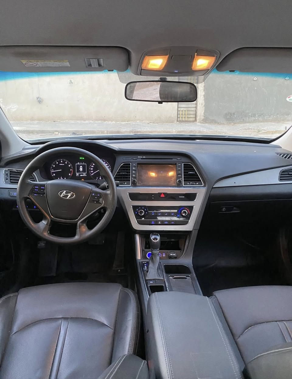 سوناتا 2017اصل كير مكينه تبريد كفاله سياره جديده وجاهزه شوف العين سياره استعمال شخصي سياره كصه جنطه 53وبيه مجال مكانه بلبصره ***********
