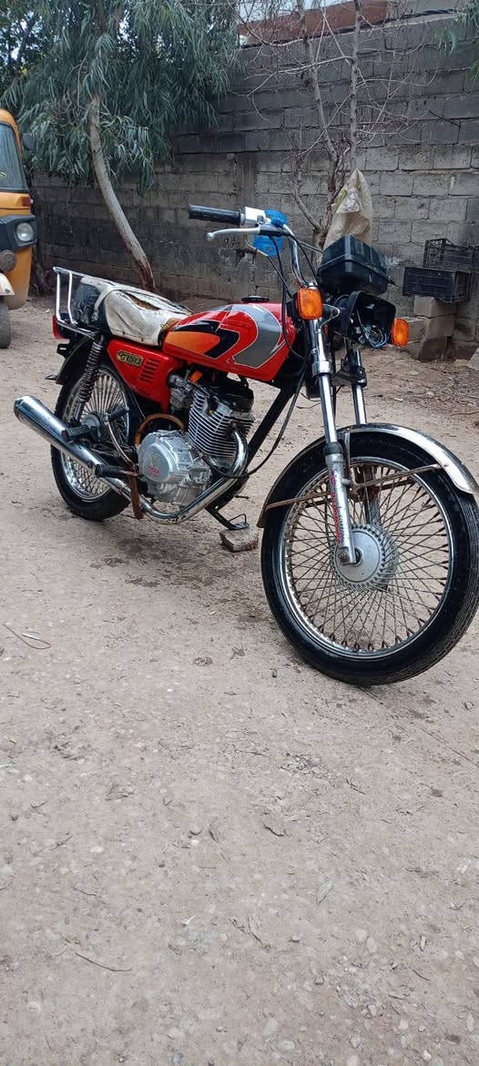 السلام عليكم دراجه ايرانيه موديل 20 دراجه ماكينتها كامله لا تنقص ولا تبخير تشتغل من الجوزه وتطفى من الجوزه اشياير موجوده اربعه مشدودات اثنين لشاير الخلفيه يرادلها رواسط سعر الدراجه 350 وبيها مجال للشراي مكاني بغداد نهاية سبع قصور بلوسمة ‏‪0770 136 0465‬‏
