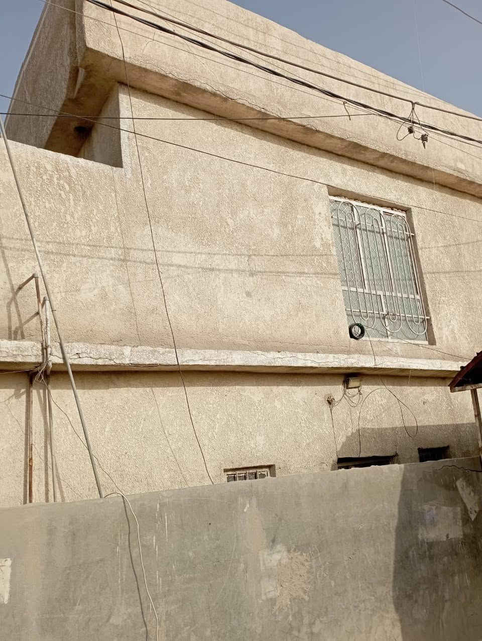 السلام عليكم بيت للبيع مساحته 200 متر طابو صرف حي العسكري شارع المكاتب تجاري البيت يحتوي على أربعة غرف نوم وهول وصاله ومطبخ وصحيات وطارمه تفاصيل اكثر مكتب حكيم عبدالله للعقار والمقاولات *********** بي واتساب أو خاص موجود
