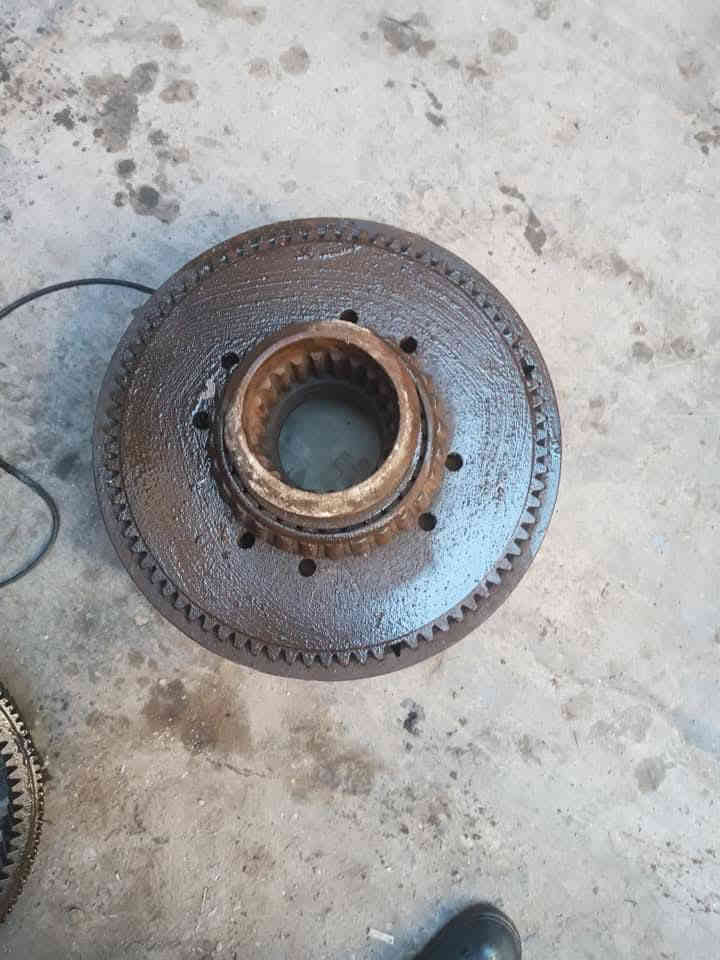 أدوات احتياطية أكسلات + كير تفصيخ + فراكات عدد ٢ + لشة جعمقه + فريم
***********
***********
