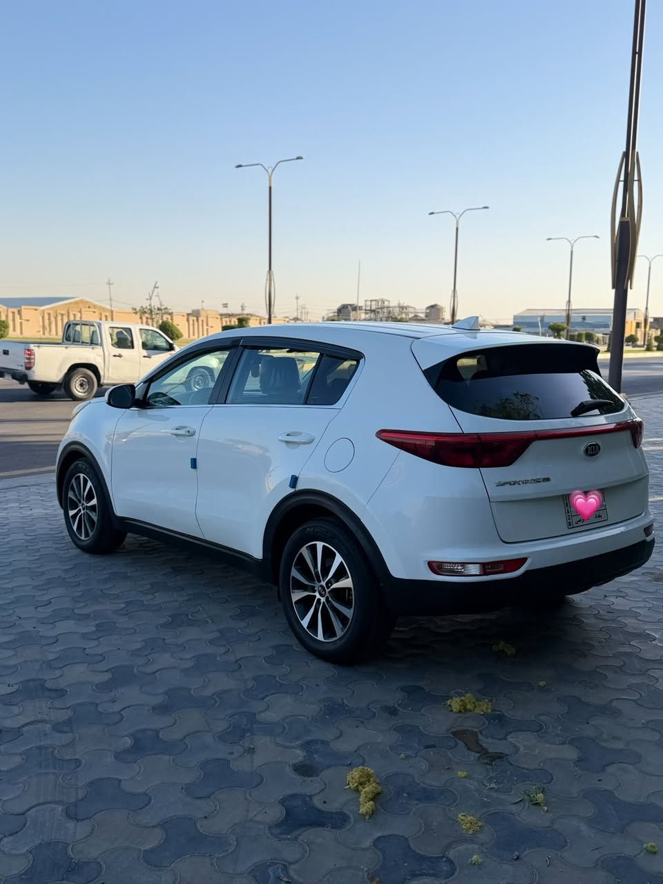 السلام عليكم 
للبيع كيا سبورتج 2018 وارد امريكي 
اللون ابيض
ماشيه 115 
أرقام بغداد 
تخم تاير 
حداديه جديده
محرك 2400و گير بالشرط
فئه FE
حادثه الدعاميه الأماميه و بيه صبغ ربع الباب الخلف السائق من جوه 
السعر 160 و بيه مجال 
***********
