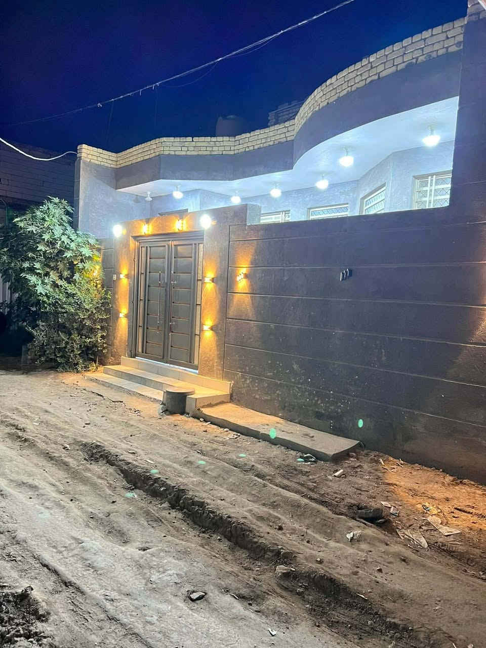 بيت للبيع مساحة 150 صب كونكريت
 بناء درجة أولى يتكون من صالة واستقبال
 وغرفة وصحيات خارجية وداخلية ومطبخ
 يقع من جهة السفينة شارع القيثارة ومن 
جهة السديناوية شارع مدرسة الامنيات
***********
