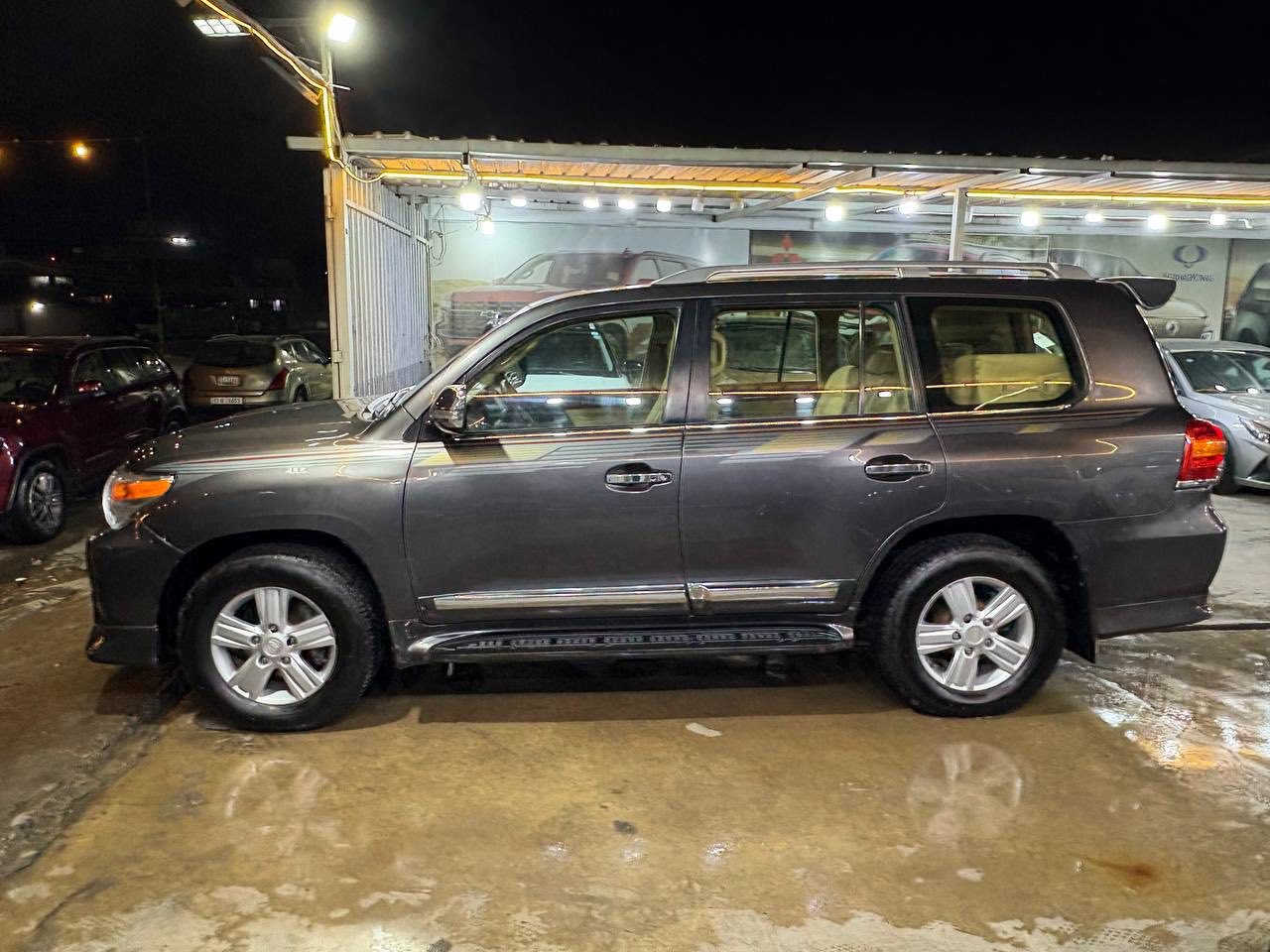 سلام عليكم 
سياره لاند كروز
موديل 2013 
فئه البريم 
كير مكينه حداديه كله كفاله 
ماشيه 105,000
 موجود سونار بيها 
السعر 32,000$ 
العنوان بغداد الجديده 
لتواصل ***********
