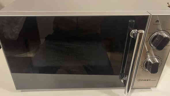 للبيع مايكروويف First Austria موديل FA-5002-4، جهاز جديد كارتون ، غير مستعمل
سعة 20 لتر، بيه شواية Grill 900 واط و ميكروويف 700 واط، ويجي بخمس مستويات تسخين، ويه تايمر، وتذويب (Defrost)،اللون سلفر او فضي والباب ستانلس ستيل شكله مرتب .

الجهاز يشتغل 100٪ وما بيه أي عيب.
يجي ويا صحنه الزجاجي وملحقاته كاملة.

السعر 90 ألف دينار – قابل للتفاوض.
الموقع: (السيديه)
لا يوجد توصيل 
استفسار ***********
