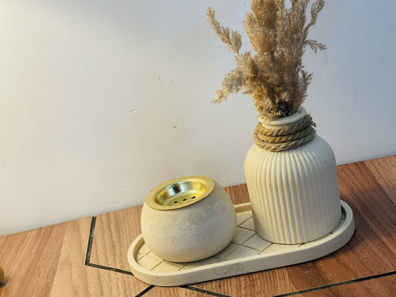 لمسة دفء لزوايا منزلك ✨
التفاصيل تصنع الفارق.. شموعنا العمودية بتصميمها المضلع المميز مع طقم "الجبس" الأنيق يضيف لمسة من الرقي والهدوء لأي مكان.
• ألوان طبيعية تناسب ديكور منزلك.
• تصميم عصري وبسيط (Minimalist).
• مثالية كهدية مميزة لمن تحبون.
أضف لمسة من السكينة إلى يومك الآن. 🕯️

• ✅ جودة عالية في التصنيع.
• ✅ مظهر عصري وأنيق.
• ✅ متوفر للتوصيل الآن.
للطلب أو الاستفسار، يرجى مراسلة الصفحة. 💌


**إذا كنت صاحب هذا الإعلان وتريد حذفه لأي سبب، رجاءا أرسل رسالة إلى الدعم الفني**