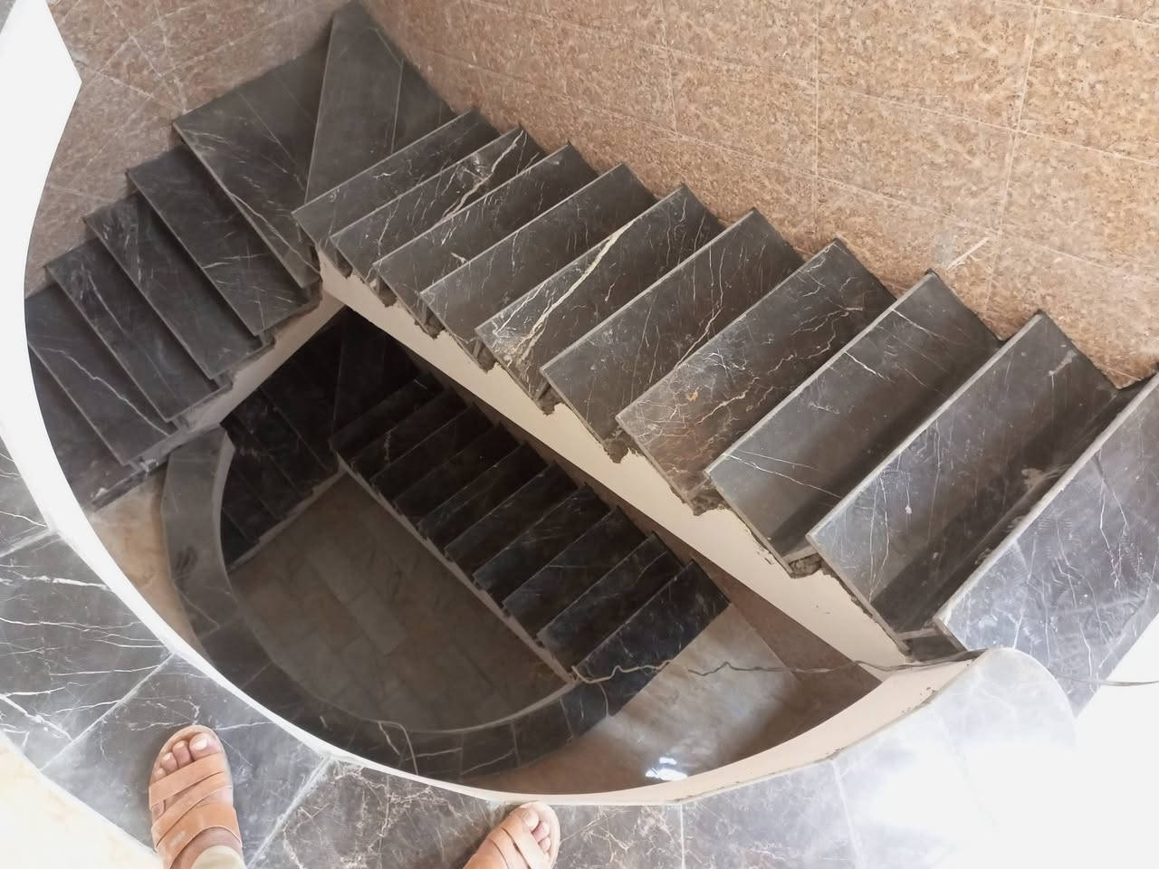 السلام عليكم خلفه سيراميك بورسلين وسيراميك درجة اولى وتسليم مهندس وهدا رقمى ***********
