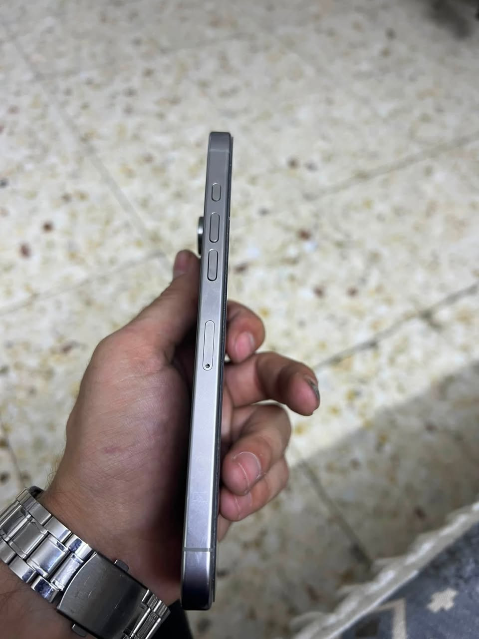 ايفون 16 برو ماكس
الذاكره 512
البطاريه 91
الجهاز ممفتوح بي ضمان شهرين 
سعره 1،500،000 
*********** مكاني بغداد الشرطه الخامسه
