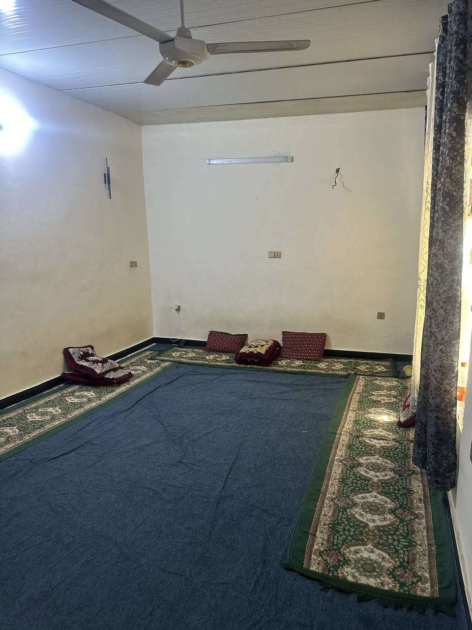سلام عليكم بيت مساحه 250متر مكانه بغداد دوره شارع مول لكوخ يحتوي عل ستقبال وغرف نوم 2ومطبخ وصاله وصحيات داخليه وخارجيه وكراج اي ستفسار ***********
