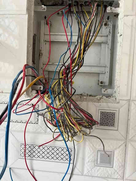 السلام عليكم كهربائي متفرغ الاتصال ***********
