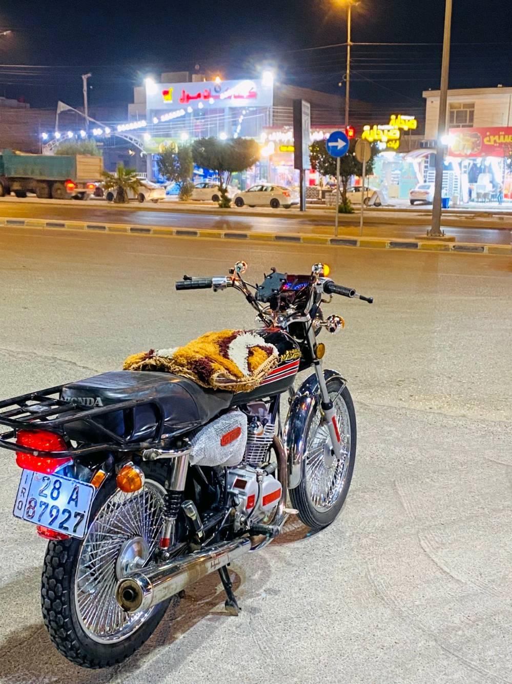 السلام عليكم دراجة أربعة كير رقم انكليزي وسنوية ب أسمي شرط المداور نضافة كدام عينك وبيها مجال بسيط مكاني كوفة 
ما هو موديل السنة للدراجة؟: 
20 وغراض كله 26 
هل الدراجة مسجلة وتحتوي على جميع الأوراق القانونية؟: 
سنوية ورقم
كم عدد الكيلومترات التي قطعتها الدراجة؟: 
؟ 
ما هو سعر البيع المطلوب لهذه الدراجة؟: 
مليون و 300 مع المجال 
أين يقع مكان الشراء أو اللقاء للاستفسار عن الدراجة؟: 
كوفة شارع معمل الأسمنت 