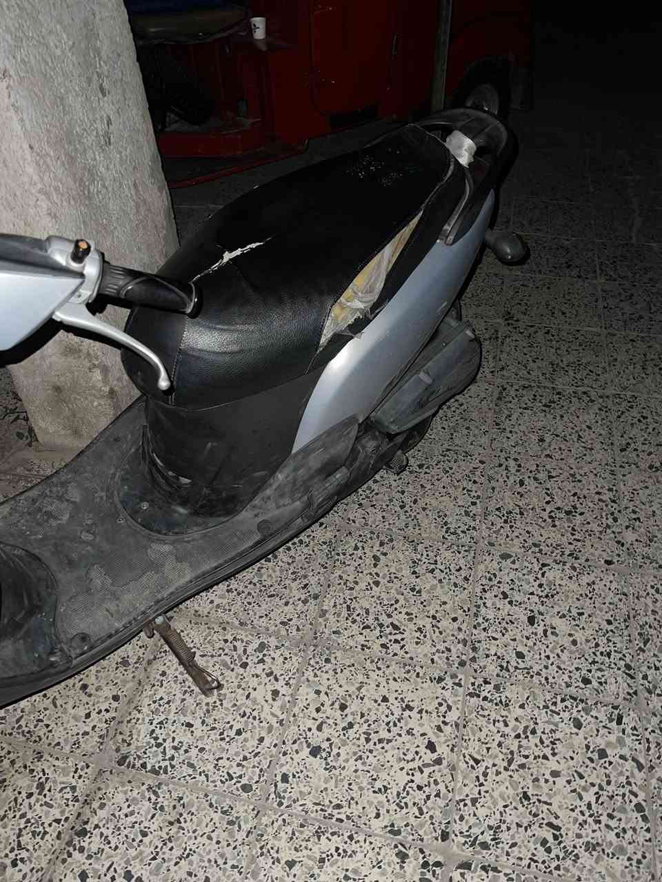 السلام عليكم عندي هاي الدراجه فله لون رصاصي كله بلادي صار شهرين نازله رمبه من أمير القريشي عنواني بغداد مدينة الصدر تجي تفحص وتاخذها من باب البيت الرقم ***********
