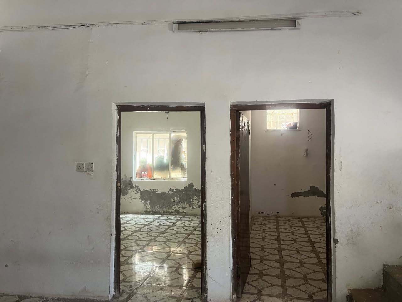 السلام عليكم ،،
🏠 دار سكن زراعي حواس للبيع ،،

📐 المساحة / ١٥٠ متر  طابقين ٤غرف نوم (ركن)

#الدار ركن على شارع ١٥ متر تجاري يربط بين حي 

العباس ع وحسينية حواس قريب من الشارع العام 

📍الموقع / حواس  # موقع مميز جدا ويصلح تجاري وسكني على شارعين  ،،

السعر /  ٥٠ مليون وبي مجال ،،

للاستفسار اكثر الاتصال على الارقام التالية 

***********   /  ***********
