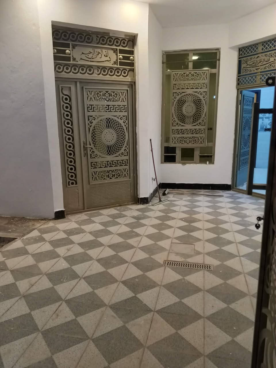 @إشارة الدار معروض للبيع مساحته ٢٠٠متر واجه ١٠ ونزال ٢٠ حديقه خارج وداخل بناء حديث بعده مامسكون متكامل من كلشي شارع ١٠ قرب مجمعات سكنيه وشارع ٤٠ المؤدي إلى جامعت الأنبار البيت مطبك شتايكر + مشين بي معامله تطويب وكل اولياته موجوده بالبلديه سعر المطلوب ٦٥ وبي مجال+ لايوجد بيع قسط ولا مراوس فقط بيع بالنقد اخوان والي يريد البيت يجي يشوف البيت ويكعد ويه صاحب الملك ويعامله اني غير مخول بالعمله وربي يسهل للجميع استفسار اكثر اتصل *********** |***********
