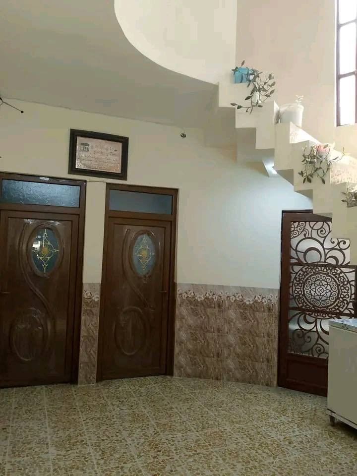 السلام عليكم
بيت للبيع في باب الحارة سايدين الصناعة المساحة 175م
غرفتين نوم وهو بين واستقبال ومطبخ ومخزن داخلي 
***********
