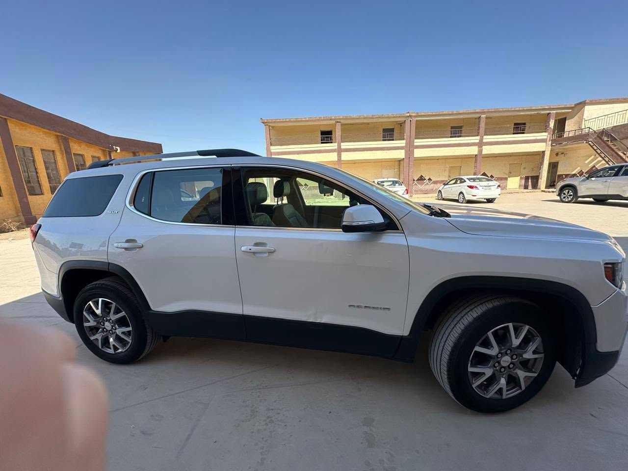 جيمسي اكاديا 2021
***********

السلام عليكم
سیارة موجود ب كركوك

‏ GMC Acadia 2021 SLT

ماشية 140 الاف كيلو متر وليس ميل 

فول مواصفات للأخير عدا الفتحة  

٧ راكب - ٣ قطع تبريد

محرك V6 تنفس طبيعي  

‏‎فور ويل(AWD) - كشنات جلد - تشغيل عن بعد

- نقاط عمياء - رادارات (360) امامي خلفي جانبي - 

صندوق كهرباء ( ويفتح بالرجل ايضا ) - سستم صوت (bose) - - تدفئة كشنات - كشنات كهرباء

‏‎تحديد مسار - اوتو ستوب - تنبيه ذاتي عند الاقتراب من السيارات - قفل تلقائي - مراية تعتيم ذاتي + اشاير  - سايد بريك بصمة - فول تحكمات ستيرن - اضاءة العالي اوتو - لايت ٣ عدسات - منظومة زنون بلادي  

‏‎وبعد بيها هواااي مواصفات

 الحادث واضح بالصور 

‏‎سعرها225💵  

ملاحظة /  السيارة بدون صبغ 
               قيغ محرك مفتوح فقط بدون اي عيب محرك          
               بشرط.  
 
وباب السكن امامي بيه تعديل قليل مع حافة البونيد فقط    
‏‎
السيارة جديدة وبالواقع بعد احلى وكل التفاصيل مذكورة بالكامل اي استفسار ثاني هذا رقم
*********** كركوك, العراق
