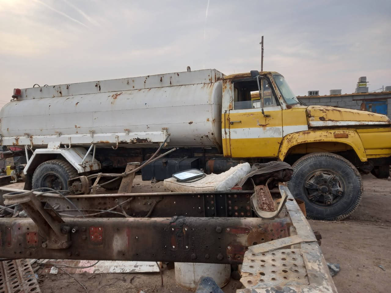 اللبيع نيسان مديل 92  سيارة جاهزة بس القمارة تعبانة رقمهة الماني بصرة المكان البصرة دير  
***********
