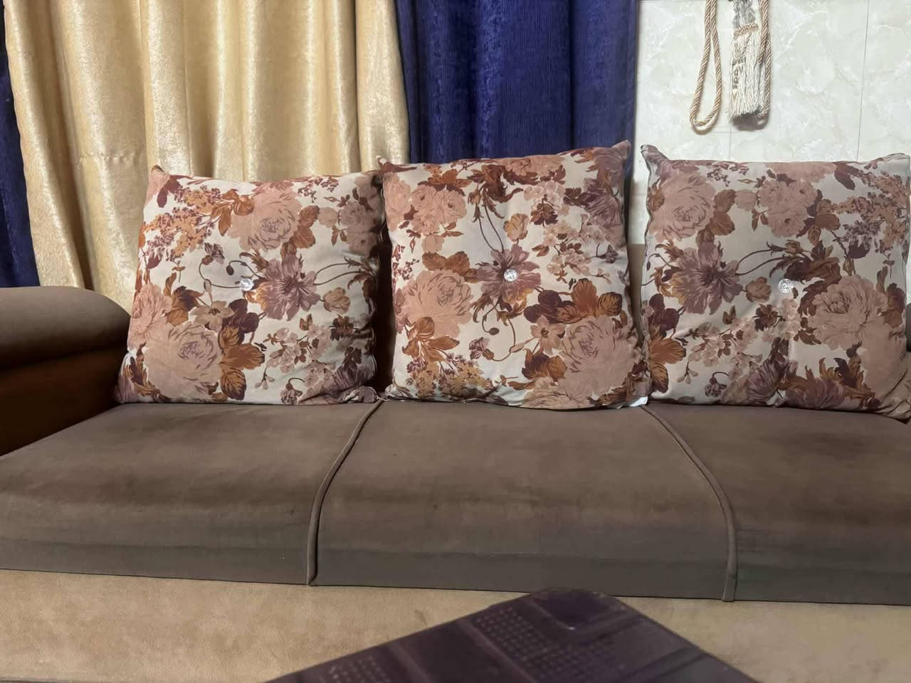 2تخم نضيف جدا وسعر مناسب
2 قنفه حجم جبير
و4 كرسي
للاستفسار ***********
سعر 275 وبي مجال
والتخم ثاني 2قنفه جبير
وقنفه وسط وكراسي والسعر 275 وبي مجال
