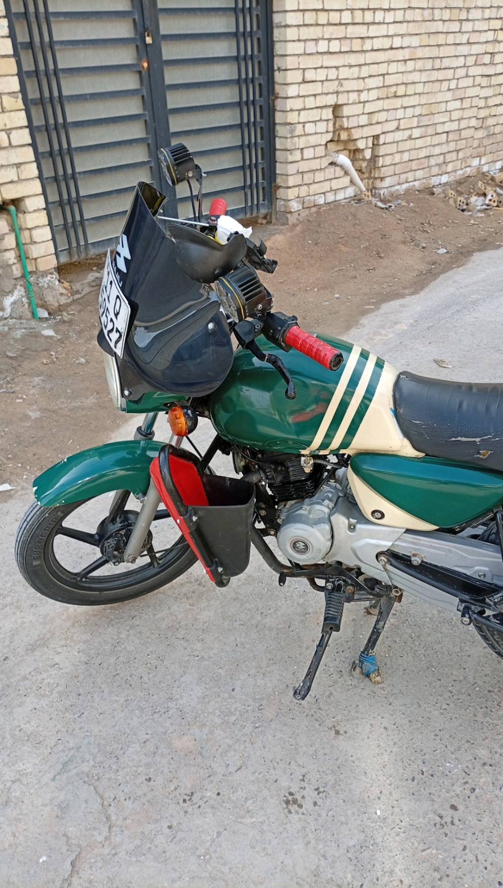 
 اسلام عليكم شباب دراجه بوكسر موديل 22 دراجه أحله من الصور مكين هيه والجديده يك احساب نضافه واحد على واحد كلجات هسه بدلهن  رقم بغداد انكليزي الدراجه خير من الله نمر واطلع كبل للشغل ها وياها بوكس زيتوني بلونها عنواني زعفرانيه بغداد الرقم *********** السعر 2مليون مليونين وبيها مجال حك الجيه 