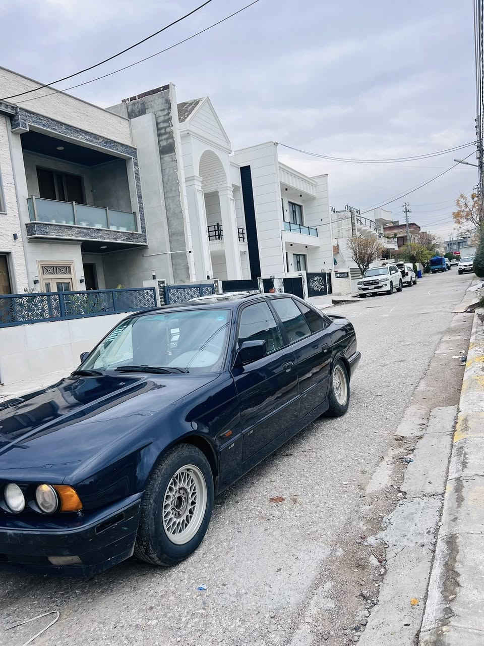 للبيع بي ام 525 بلاد موديل 1990 محرك كبس ديجيتال  رقم سليمانيه رقم و سنويه جديد شرط تحويل كير اوتوماتيك كير محرك بشرط مواصفات عدا سلايت تبريد ثلج 🧊 شغال قطعتين غرفه حلو ٢ جام كهربائي شبر حار بيها جاملغ خلفي بدون شواصي و دواخل شرط سياره احلي من صوره للاستفسار ازيد اتصل ***********
