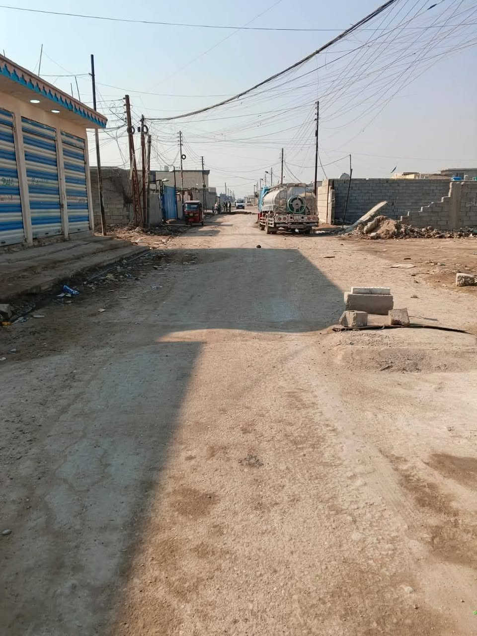 السلام عليكم بيت لبيع في حي دجلة مقابل حي النصر شارع معارض الحره  مساحه البيت 400متر وجه 13ونزال 30 خدامات كامله ماء كهربائيّ مجاري شارع 13متر بيت ركن يتكون من 3غرف نوم  وصاله 9امتار  استقبال 9ف4امتار  مطبخ 5في 4هول 5في 4كراج 10امتار مع حديقة 6في 4 السعر اتصل على الرقم *********** كافه الخدمات
