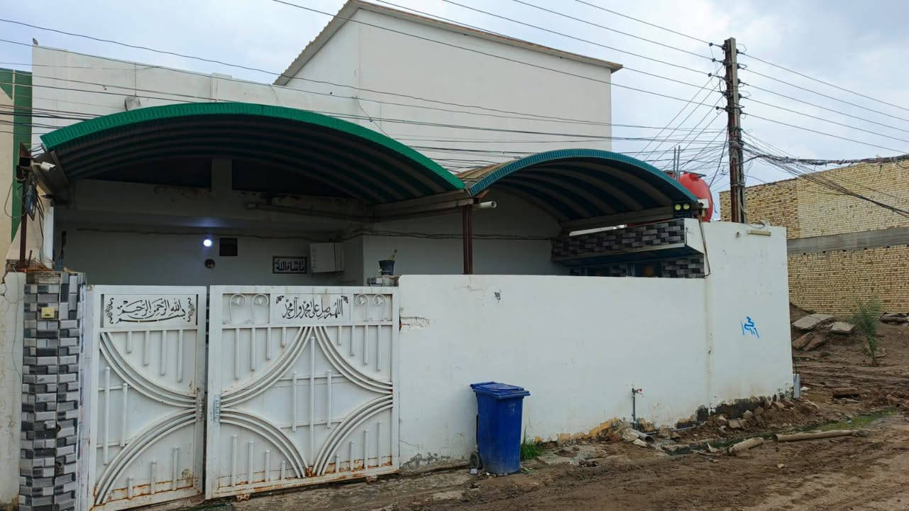 السلام عليكم بيت للبيع
البيت ركن مساحته 148 

يحتوي على ثلاثة غرف نوم ومخزن واستقبال وصاله ومطبخ وحديقه خارجيه السعر على الخاص 
العنوان بابل المدحتيه حي العسكري مقابل مدرسة كميل
رقم الهاتف :***********
