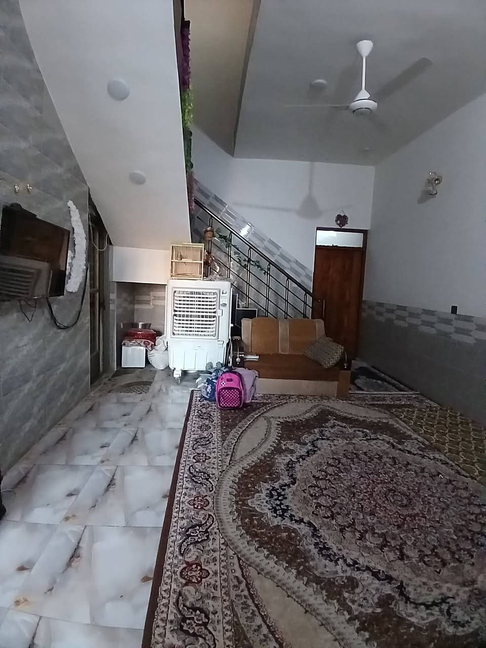 #مشتمل_للبيع 

  🌍 الموقع  / حي الجبيريه الثانيه 
  📍 مقابل مدرسة الأفاق 

 📐 المساحه  / ( 130m  ) طابقين 
 🧱 بناء حديث درجة أولى سيراميك وترتيب 💯 

 🏠 شارع 10m _ موقع ممتاز  ✅️

 💠 يتكون من أربع 4 غرف نوم
                       وصاله واسعه ومطبخ 
                             وحمام داخلي وخارجي وكراج كبير 

  💰 السعر مناسب للشراي _ لمعرفة السعر ارسل رقم  ( 1 ) 
        ■■■■■■■■■■■■■■■■■■■■■■■■
           للإستفسار أكثر يمكنم التواصل عبر رقم الهاتف 
                ☎️ ( ***********  )☎️ أبو سيف 

          🙋‍♂️ #أعرض عقارك يمنه وأنته مرتاح بالبيت 🏡
                      وحنه نهتم بالبيع والترويج 

📍 #العنوان_الضباط_الثانيه  📌 مقابل #شارع_ألفين  .
