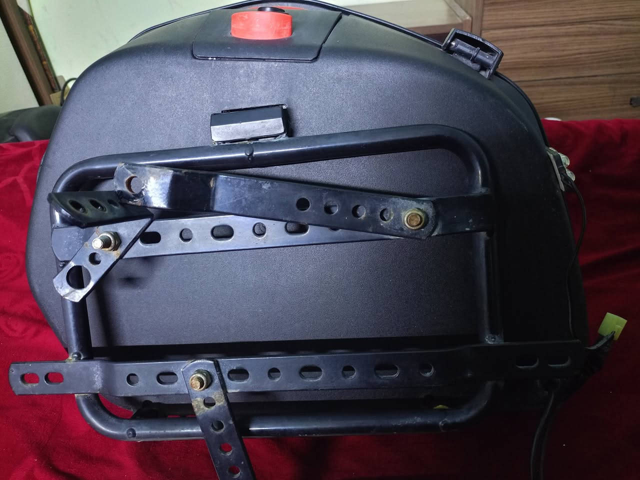 جنط بوكسر او اي دراجة 5 كير ثنين صفح وحدة صندوك حجم چبير جنط نضيفات حيل خوات الجديد ما ناقصهن اي شي بس جيب وشد لبك لايت شغال سعرهن تلا ثتهن 200 وبيهن مجال مكان الجنط بغداد الشعلة رقم الهاتف ***********
