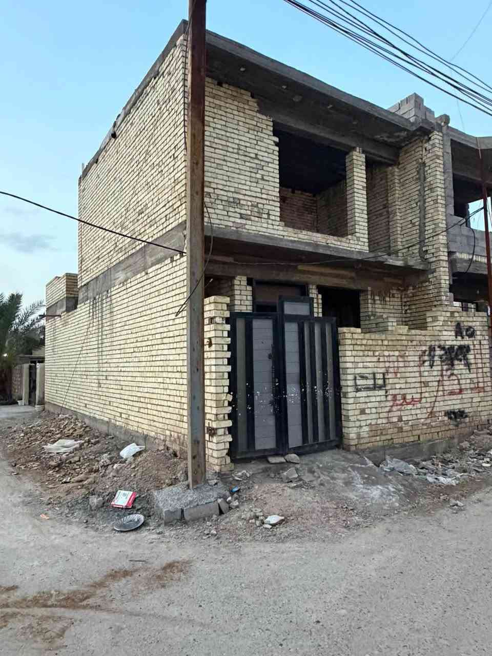 السلام عليكم بيت هيكل ركن للبيع مساحه 90 متر واجه 7 متر ونزال 13 مدخلين طابق الاول غرفه نوم جوه + استقبال ومطبخ وصحيات وطابق ثاني غرفتيني نوم وصحيات مكان البيت الدوره البوعيثه الهواشه الفرع مقابل صيدلية البسمله السعر  53 وبي مجال الاستفسار ***********
