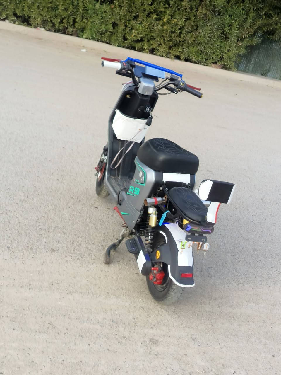 السلام عليكم
دراجه r9 2025 للبيع 5 بطاريات دبل ملف 1200
دبل اشاره لايت عال وناصي 4سرع الدراجه مرتبه 
السعر 410 وبيه مجال المكان حي الجهاد التواصل ***********

