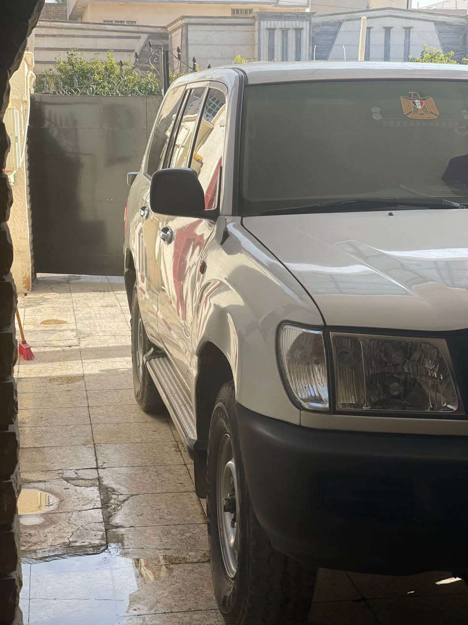 السلام عليكم اخوان 
من رخصة الادمن 
تيوتا لاند كروز 2001 
السيارة خليجية قطرية 
دبل سبير 
محرك 6 سلندر 4500  عدل 
دبل تانكي 
تبريد 
تدفئة 
كفالة من الضربة القرية والتجية 
طبلة السيارة مو هاوزن 
غرفة جديدة 
دشبول جديد 
شاشة اندرويد 
سستم صوت كامل 
4 جام كهرباء 
كير عادي طبعاً 
فور ويل شغال 
اكسل امامي خلفي جاهز 
تخم تاير جديد 
منظومة زنون عالي 
السيارة عليها ادامة كاملة 
من بلكات - نولازت - صدر - مجاول - فيتبم 
السيارة باسمي رقم سليمانية رقم مميز شرط حاسبة بغداد المركزية سنوية 2030 تنتهي هزة براد جديدات بعدهن ما منتهيات 
السيارة عارضها 150 وبيها مجال للشراي مارجعة 
مكانها بغداد زيونة *********** بغداد, العراق

