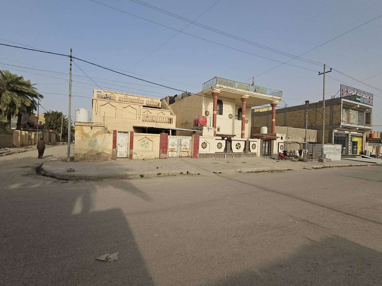 دار للبيع مساحته الدار ٢٠٠ متر يفتح على ثلاث شوارع صب كونكريت الطابق الأول يحتوي على غرفيتن وصاله وهول و براني و طابق الثاني على غرفتين عكاده  مكان الدار قرب مجمع احمد التوبي حي العسكري للاستفسار اكثر اتصال على الرقم التالي ***********
