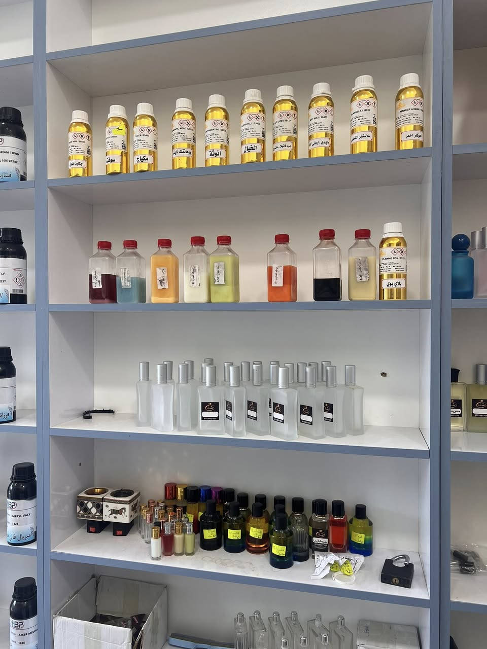 #للبيع  محل عطور للبيع جاهز. ايتمات  انكليزي وفرنسي وبخور  ومباخر كهربائيه وفحمً وشيش. 30مل. و50مل و 100مل. جاهز مع فاترينات تسكام  وميز  ميسان حي المعلمين القديم  شارع السوق ..*********** للاستفسار
