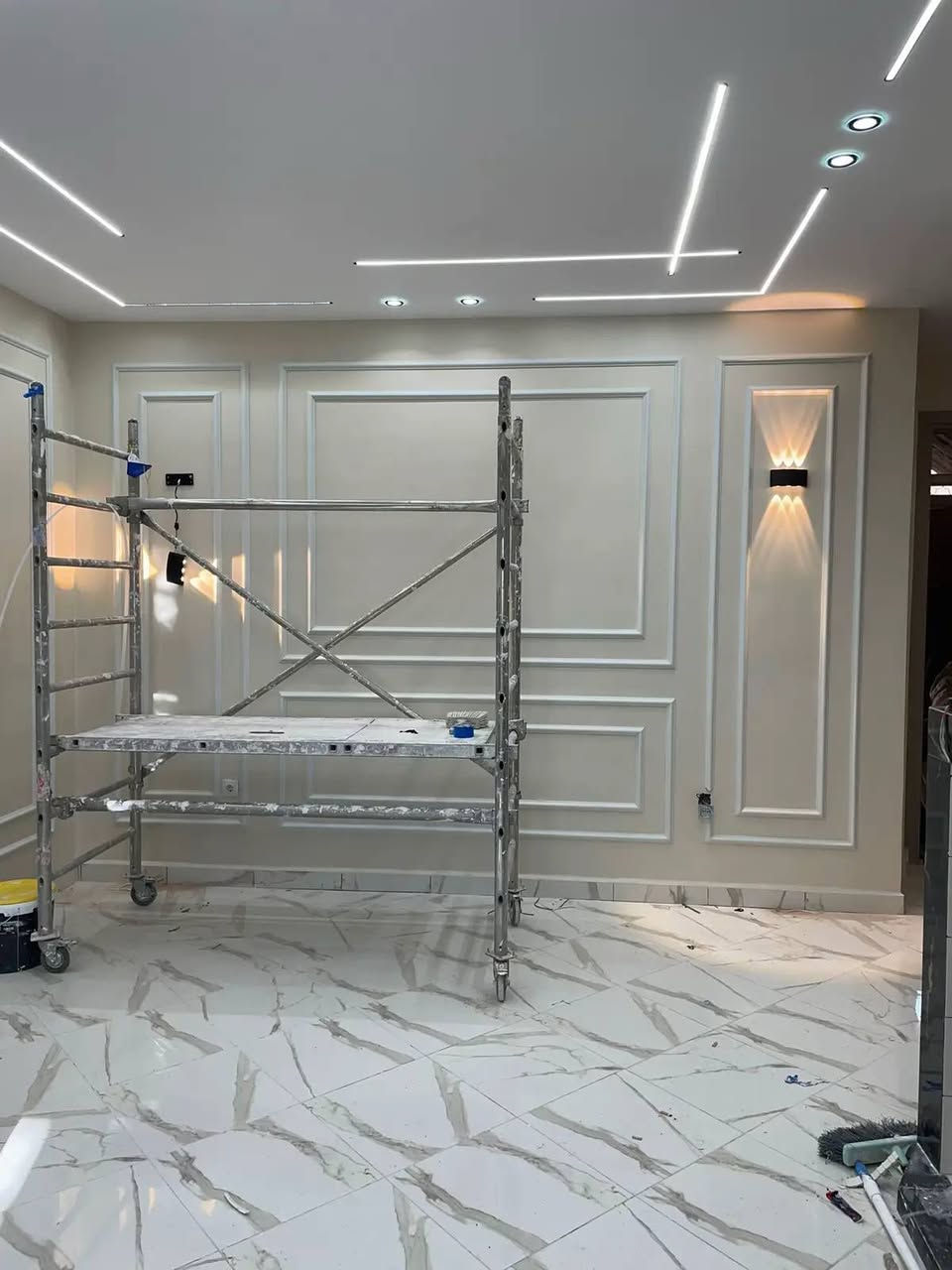 🙋🥳أنواع شغل الجبسن بورد الداخلي
أسقف جبسن بورد
سبوت لايت + إضاءة مخفية (LED)💡
أشكال حديثة (مربعات، دوائر، خطوط مستقيمة)
كلاسيك بنقوش ناعمة
جدران ديكور
جدار تلفزيون (TV Wall)📺
رفوف جبسن بورد مع إنارة
فواصل بين الصالة والسفرة
غرف النوم😴
خلفية السرير
أسقف هادئة بإضاءة دافية
دمج الجبسن مع خشب أو مرايا
المجالس والصالونات
تصاميم فخمة
كرانيش جبسن
أشكال تراثية أو مودرن
وكأننا نشتغل ببيتنا مو بيتك 👷
🔹 مميزات الجبسن بورد
✔ شكل أنيق
✔ سعره مناسب
✔ ينفذ بسرعة
✔ يخفي الأسلاك والعيوب
واتساب 📲***********📲
خلي بيتك يرجع دافئ اوجميل 
القمه لؤن بيتك اغله شي
