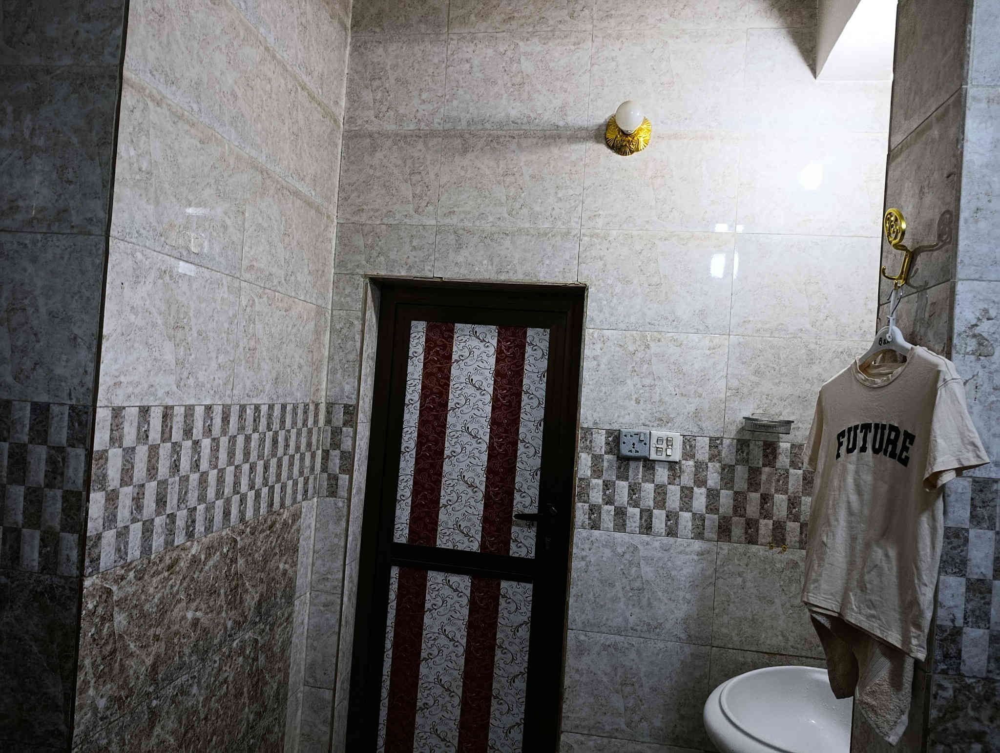 من رخصة الادمن
بيت ركن الشعب شارع حي عدن خلف مجمع اليزن. ٢٦٥ مليون .مساحته ١١٢ متر واجهة ٧ * ١٦ ،بناء قديم صالح للسكن الطابق الاول استقبال وهول ونوم  وحولي مطبخ والطابق الثاني غرفتين نوم والحولي مطبخ .ابيعه ارض يصلح أن يكون عمارة تجارية واقع حال ١٦٠ متر 

رقم الهاتف ***********

واتساب +٧٩٢٩٩٩٠٩٠٨٤
