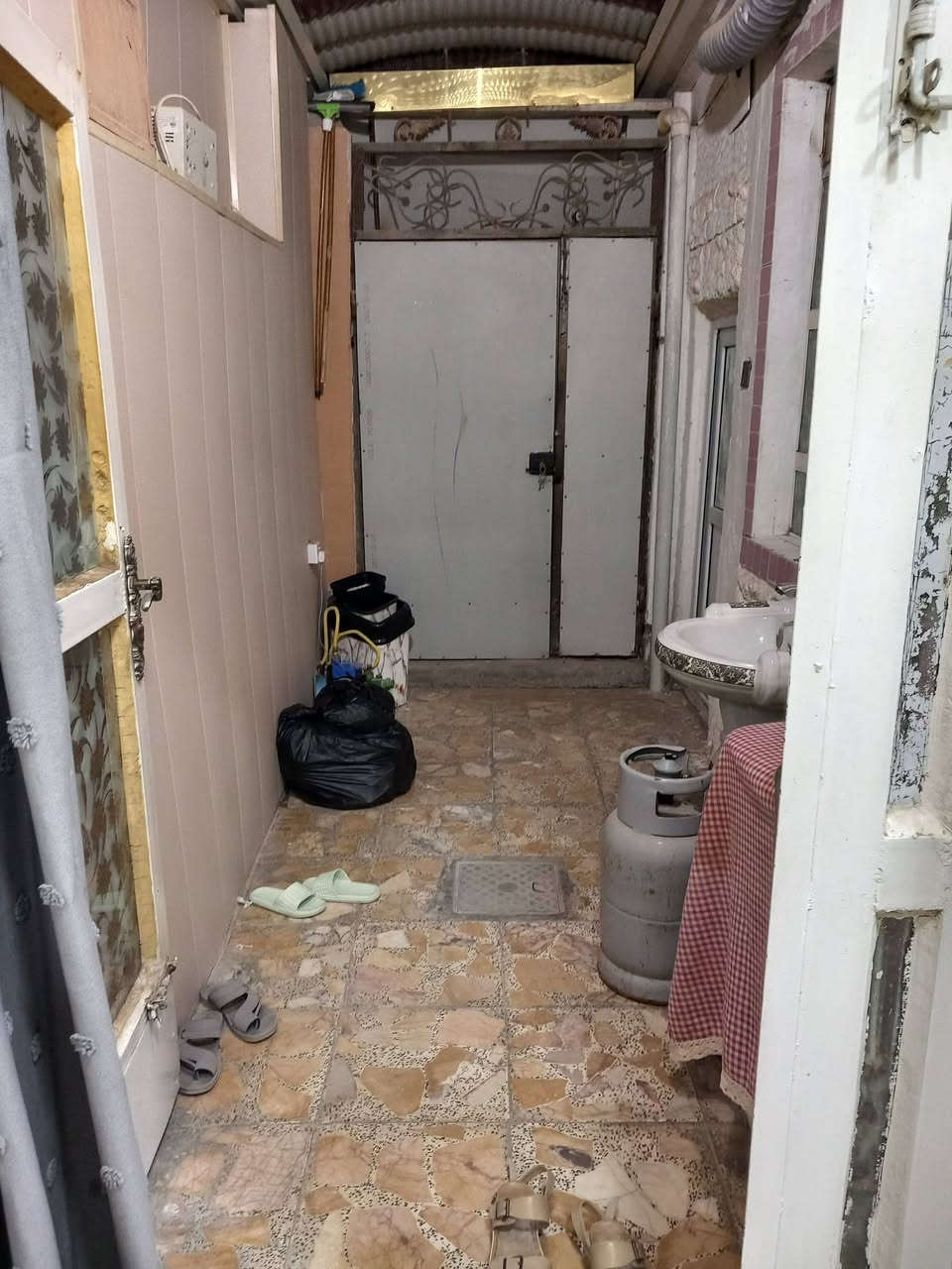 بيت بناء نظيف جداً المساحة 50 متر يحتوي البيت على غرفة وصالة ومطبخ ومنور وصحيات البناء بلوك اساس تچعيب والسقف عگادة البيت سقوف ثانوية ارضية كاشي مرمر حدادية درجة اولى طابو زراعي سند 25 الموقع كوفة سهلة شارع معمل الدبس نهاية فرع هاني بن عروة السعر 16 مليون غير قابل للتفاوض للأستفسار واتساب *********** 

مكتب الموسوي للوسائط العقارية مستعدون لأستقبال عروضكم التجارية والزراعية والسكنية بيع وشراء رهان ايجار
