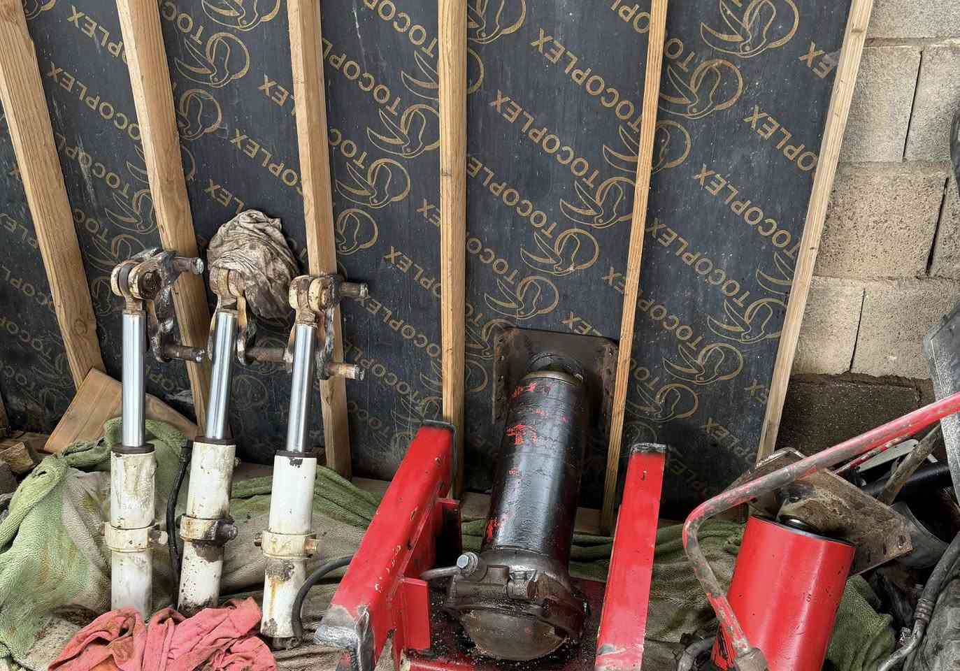 سلام عليكم للبيع جكات ً وجاملغات بلاستك ٤ و كنترول مال جاكات ثنين للسفسار ***********
شرط كلهن شغالات المكان البصره
