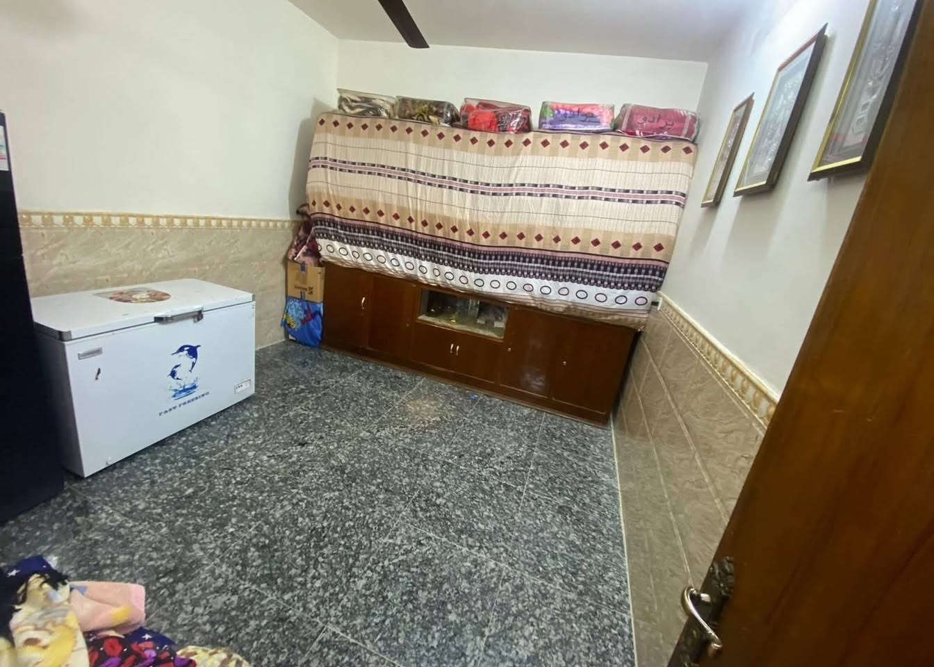 دار للبيع... 
تفاصيل العقار الأساسية 🏠الميزة التفاصيل

المساحة الكلية 50 متر 
الأبعاد واجهة 5 متر × نزال 10 متر
حالة البناء جديد ونظيف (جاهز للسكن)

الموقع بغداد - الكرخ - حي الجهاد (الفرات/الهياكل)التصميم الداخلي 🚪
​غرف النوم: عدد (2) بوضعية مريحة.
​الاستقبال والصالة:
 مساحات مستقلة للضيوف وللعائلة.
 مطبخ متكامل، مجموعة صحيات، ومنور للتهوية والإضاءة الطبيعية.

​المميزات الجغرافية 📍
​مجاور لـ مطار بغداد الدولي.
​قريب جداً من الهيئات التعليمية (جامعة المشرق وجامعة البيان).

​منطقة مخدمة وهادئة.

​للتواصل والاستفسار 📞

​عبر الواتساب: ***********

​للاتصال المباشر: ***********
