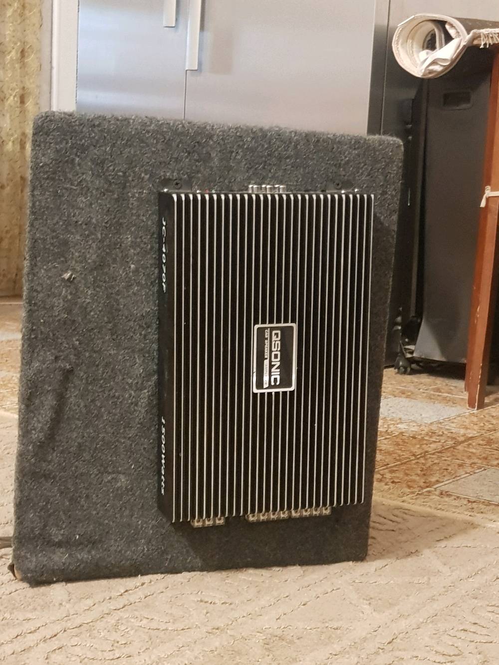 *للبيع امبليفاير QSONIC 4 قنوات Car Amplifier*

*المواصفات:*
1. *الماركة*: QSONIC 
2. *النوع*: امبليفاير سيارة 4 قنوات `4-Channel`
3. *المخارج*: 4 مخارج سماعة + قابل للدمج `Bridge` للصب ووفر
4. *المداخل*: مداخل RCA امامي + خلفي 
5. *الاعدادات*: 
   - تحكم Gain للقوة
   - كروس اوفر HPF/LPF/FULL
   - Bass Boost للبيز
6. *الحماية*: فيوز 30A + لمبة Protect + لمبة Power
7. *التبريد*: مبرد المنيوم كبير شرايح للتبريد العالي
8. *الاستخدام*: يشغل 4 سماعات ابواب، او سماعتين + صب ووفر مدموج
9. *القوة*: 60-80 واط RMS للقناة `الواط المكتوب بالدعاية يختلف عن الواط الحقي`

*الحالة*: مستعمل نظيف وشغال 100% العنوان بغداد الحريه ***********