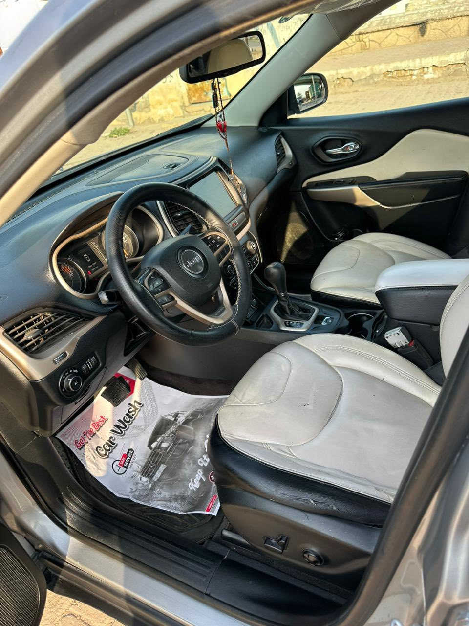 سلام عليكم
السلام عليكم
جيب شيروكي ( بزون ) 
موديل 2017
لون فضي 
الداخل كريمي 
مكينه 6 سلندر 
تحكم ستيرن 
شاشة كبيره 
تبريد قطعتين 
كشن كهربائي
دبل اكزوز 
حساس + رادار خلفي 
اشاير بالمري + هيتر 
سايد بريك بصمه
تخم تاير جديد
مكينه وكير وحداديه كفاله
رقم انكليزي جديد
سنوية بأسمي ل 2029
الضرر موضح بالسونار 
مكان السيارة ميسان العمارة ***********
