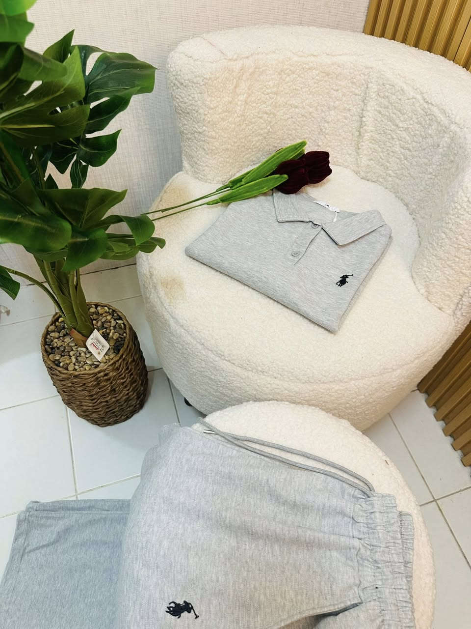 #سوت ماركة #polo 
رياضي يجنن بالبس ❤️‍🔥
خامه تركي حجر 
قياس فري سايز يلبس من وزن 50 الى وزن 85 

متوفر بلونين 🩶♥️
 
⤵️⤵️

للحجز مراسلة الصفحه✨


**إذا كنت صاحب هذا الإعلان وتريد حذفه لأي سبب، رجاءا أرسل رسالة إلى الدعم الفني**