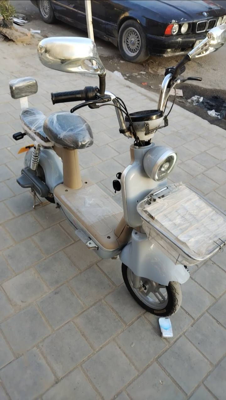 السلام عليكم دراجه شحن نضيفه وكامله كلشي شغال حجم 14 وياه شاحنه وبصمه وسويج 

السعر 250 الف 
العنوان بغداد الامين الثانيه 
***********
