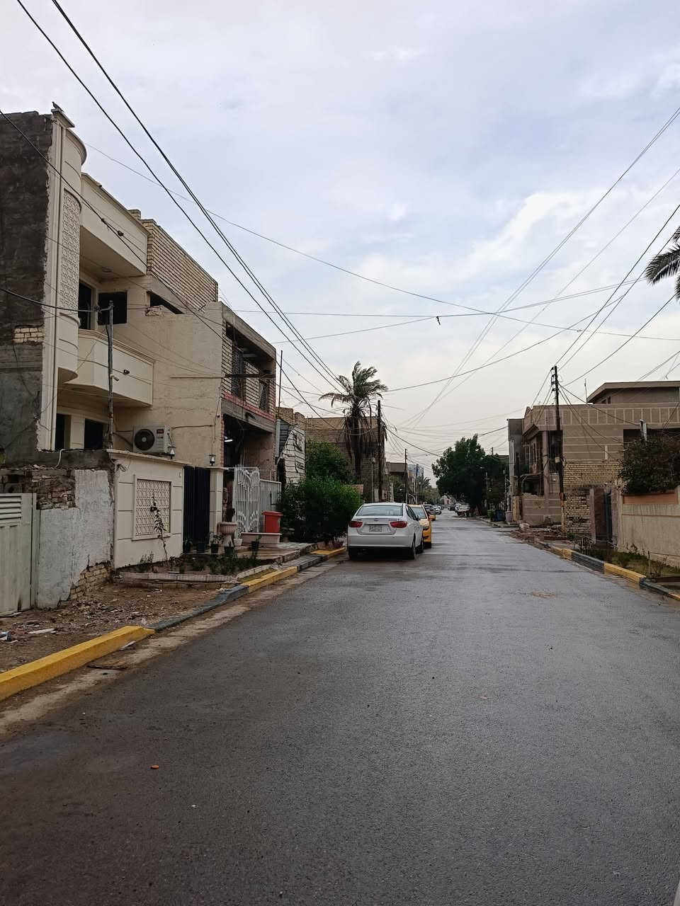 السلام عليكم قطعة ارض للبيع حي الجهاد منطقة الفرات خلف جامعة المشرق قريب المطار بغداد الدولي كما موضح بالفديو بداية المنطقة موقع مميز وشارع مرتب المساحة 80 م واجهة 4 نزال 20 طابو ملك صرف على طابو  العامرية للتواصل على الارقام التالية ***********
***********
