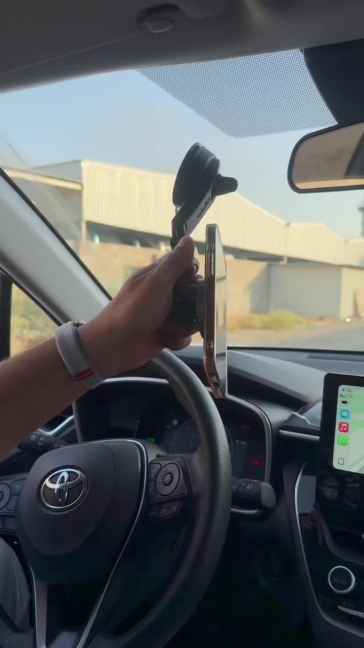 ستاند مع شاحن هاتف للسيارة
15000 توصيل مجاني لجميع المحافظات ✅عرض محدود على التوصيل

الاستخدامات:

تثبيت الهاتف في السيارة بشكل آمن أثناء القيادة.

شحن الهاتف لاسلكيًا بقوة 15 واط أثناء التثبيت.

مناسب للملاحة GPS، الرد على المكالمات، أو مشاهدة الفيديوهات دون استخدام اليدين.

المميزات:

تقنية ماجسيف (MagSafe) مغناطيسية قوية لتثبيت الهاتف بسرعة وأمان.

شحن لاسلكي سريع 15W متوافق مع معظم الهواتف الداعمة للشحن اللاسلكي.

دوران 360° لتعديل زاوية الهاتف بسهولة.

قاعدة شفط قوية تلتصق بالزجاج أو التابلوه بثبات.

تصميم صغير وأنيق لا يعيق الرؤية.

حماية من الجهد الزائد لسلامة الهاتف أثناء الشحن.

محتويات الصندوق:

ستاند مغناطيسي مع شحن لاسلكي.

قاعدة شفط قوية للتثبيت.

كابل USB للشحن.

دليل الاستخدام.

الملاحظات:

متوافق مع جميع هواتف MagSafe وأغلب الهواتف الداعمة للشحن اللاسلكي (قد تحتاج لبعض الهواتف استخدام حلقة معدنية للتثبيت).

يفضل تنظيف سطح التركيب قبل التثبيت لزيادة قوة الالتصاق.

أبعاد الغلاف: الطول 11 سم – العرض 5 سم – الارتفاع 23 سم.


**إذا كنت صاحب هذا الإعلان وتريد حذفه لأي سبب، رجاءا أرسل رسالة إلى الدعم الفني**